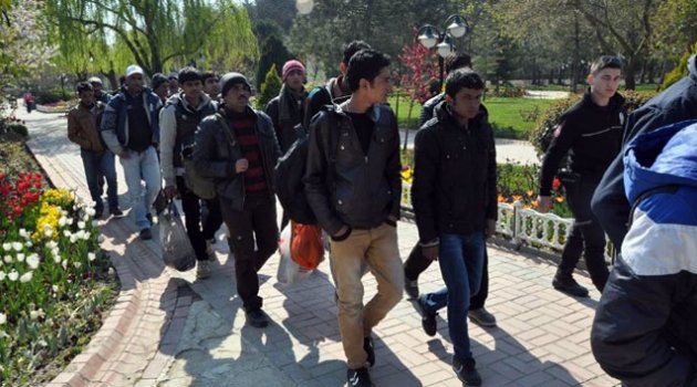18 göçmeni yurt dışı diye Keşan'da parka bıraktılar