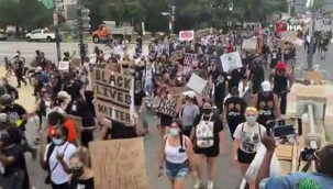 ABD'de 'dizinizi boynumuzdan çekin' temalı protesto 