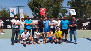 Ağrı'lı tenisçiler Batman'da takım halinde şampiyon oldu 
