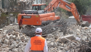 Depremin vurduğu Elazığ'da yıkımlar hızlandırıldı 