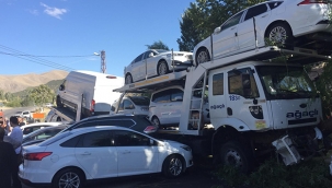 Freni boşalan tır otoparka daldı 5 aracı biçti: 1 yaralı