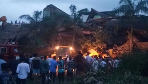 Hindistan'da 5 katlı bina çöktü