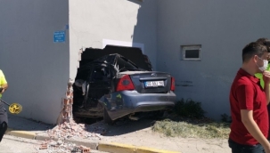 Otomobil yatak odasına girdi faciadan dönüldü 