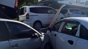 Sıfır araç taşıyan tırın freni boşaldı 5 aracı biçti