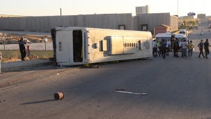 Tırla çarpışan servis otobüsü devrildi: 17 yaralı 