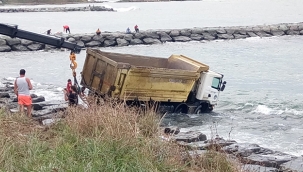 Trabzon'da hafriyat kamyonu denize uçtu