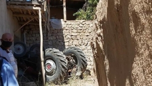 Traktör devrildi sürücü yaralandı!
