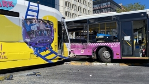 Tramvay otobüse çarptı: 2 yaralı 