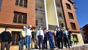 Vali Baruş'tan deprem konutlarında inceleme 