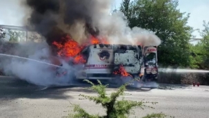 Ambulans seyir halindeyken alev alev yandı