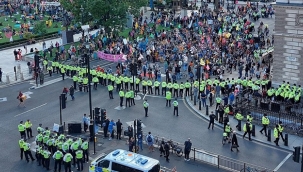 Avustralya'da Covid-19 kısıtlamaları ve hükümet protesto edildi 