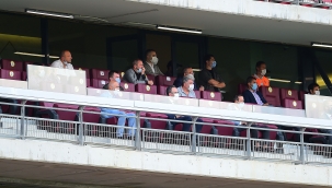 Bakan Kasapoğlu Karagümrük maçında 