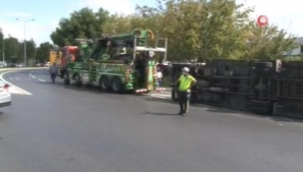 Bakırköy'de nakliye kamyonu devrildi 