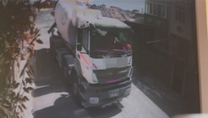 Beton mikseri telefon direğini yıktı 