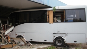 Boş dükkana giren otobüs bina sahiplerini ayağa kaldırdı 