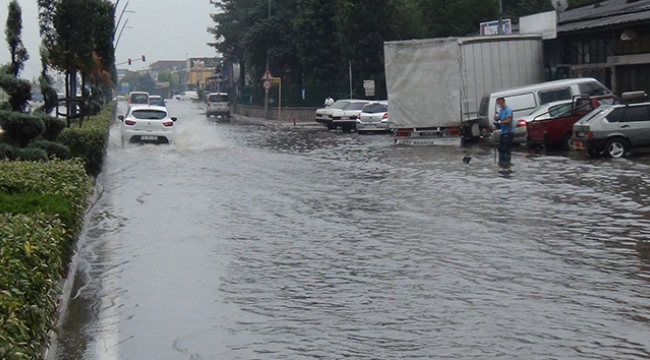 Bursa'da sağanak yağmur hayatı felç etti 
