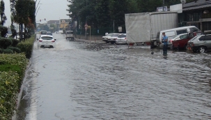Bursa'da sağanak yağmur hayatı felç etti 