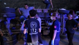 Devrilen domates yüklü kamyonetten burnu kanamadan çıktılar 