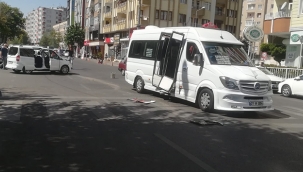 Diyarbakır'da hafif ticari araç ile minibüs çarpıştı 