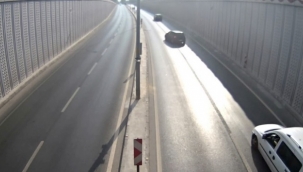 Duvara çarpan otomobil takla attı 