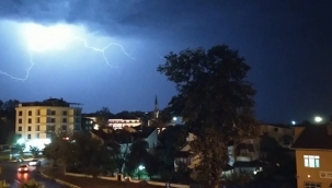 Düzce'de şimşekler geceyi aydınlattı 