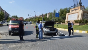 El freni çekilmeyen otomobil motosiklet ve otomobile çarptı 