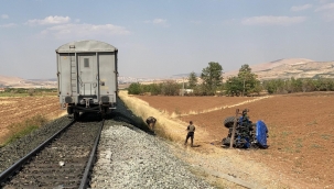 Elazığ'da tren kazası traktör ikiye bölündü