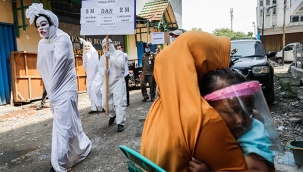 Endonezya'da maske takmayanlara ilginç cezalar uygulanıyor 