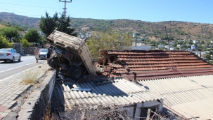 Ev salçası yaparken evinin çatısından içeri kamyon girdi 