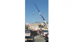 Evinde ölü bulunan adamın cesedi vinçle çıkartıldı 