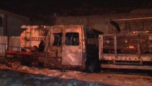 Fatih Belediyesi'nin eski belediye araçları alev alev yandı 