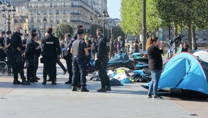 Fransız polisi göçmen evsizlere müdahale etti