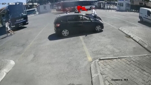 Fren yerine gaza bastı kadını iki araç arasına sıkıştırdı 