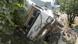 Freni boşalan kamyon bahçeye uçtu: 3 yaralı 