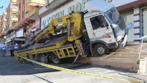 Freni boşalan vinç kaldırıma çıktı faciadan dönüldü 