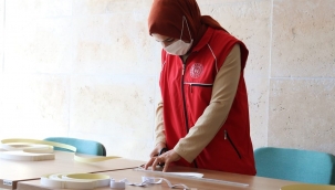 Gençlerden koruyucu siperlik üretimine devam 