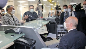 Gişede vatandaşların işlemlerini yaptı