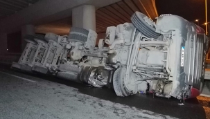 Hafriyat yüklü kamyon yan yattI 