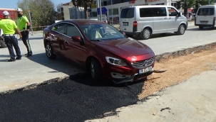 Hiç bir önlem alınmadan yapılan çalışmada çukura araba düştü 