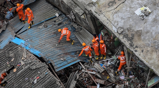 Hindistan'da bina çöktü: 8 ölü 