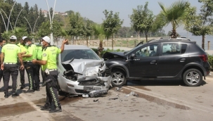 İki otomobil çarpıştı 8 kişi yaralandı bir kişi bagajdan fırladı