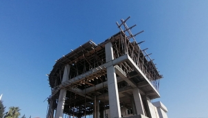 İnşaattan düşen kalıp ustası hastane yolunda hayatını kaybetti 