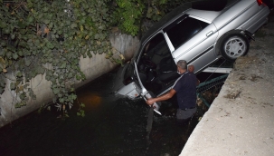 Kanala uçan araçtan burnu kanamadan çıktı 