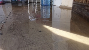 Kars'ta su şebekesi patladı evi su bastı