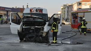 Kaza yapan servis minibüsü alev aldı 