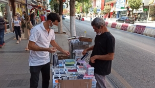 Kızını okutmak için maske satıyor