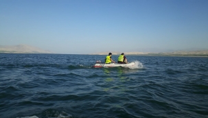 Lastik botla barajda mahsur kalan 2 kişi kurtarıldı