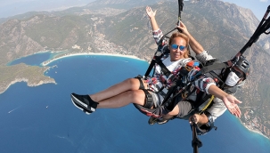 Liverpool Belediye Başkanı Rothery yamaç paraşütü ile uçtu 