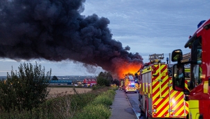 Londra'da endüstriyel binada büyük yangın 