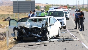 Lüks otomobil hurdaya döndü, 2'si ağır 4 kişi yaralandı 